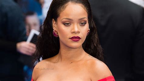 hot wife cleavage|15 Celebrity Cleavage Moments: Rihanna, Jayne Mansfield, and。